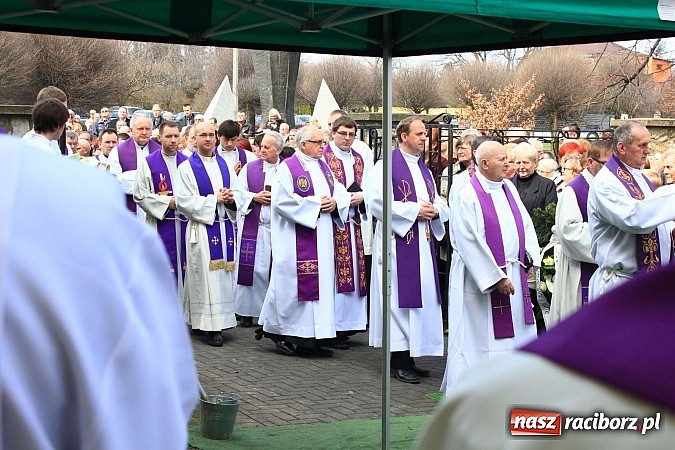 Zdjęcie w galerii na portalu naszraciborz.pl: Tłumy wiernych pożegnały dziś śp. księdza dziekana Eugeniusza Dębickiego wiadomości z regionu