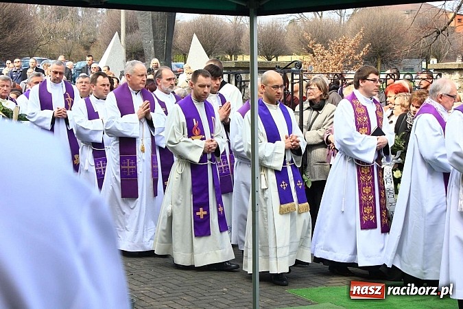 Zdjęcie w galerii na portalu naszraciborz.pl: Tłumy wiernych pożegnały dziś śp. księdza dziekana Eugeniusza Dębickiego wiadomości z regionu