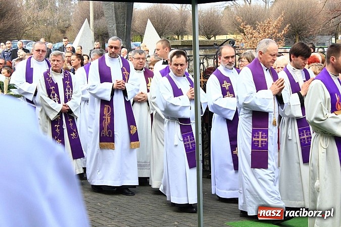 Zdjęcie w galerii na portalu naszraciborz.pl: Tłumy wiernych pożegnały dziś śp. księdza dziekana Eugeniusza Dębickiego wiadomości z regionu