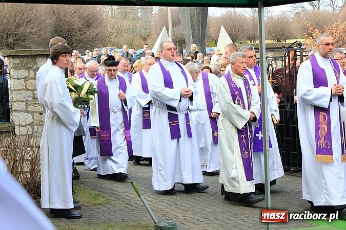 Zdjęcie w galerii na portalu naszraciborz.pl: Tłumy wiernych pożegnały dziś śp. księdza dziekana Eugeniusza Dębickiego wiadomości z regionu
