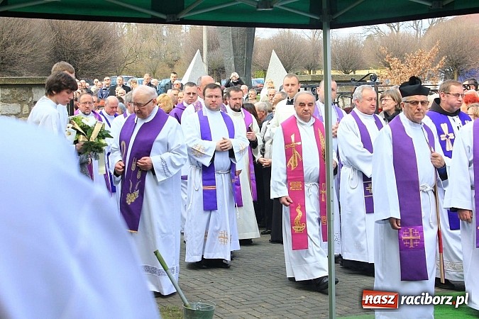 Zdjęcie w galerii na portalu naszraciborz.pl: Tłumy wiernych pożegnały dziś śp. księdza dziekana Eugeniusza Dębickiego wiadomości z regionu