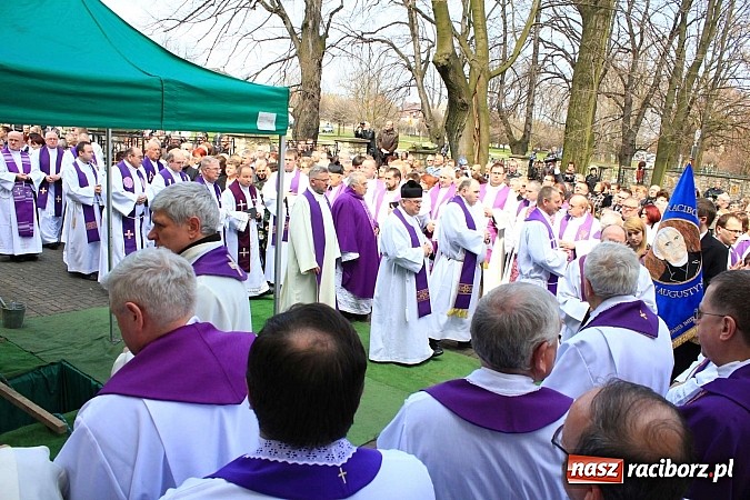 Zdjęcie w galerii na portalu naszraciborz.pl: Tłumy wiernych pożegnały dziś śp. księdza dziekana Eugeniusza Dębickiego wiadomości z regionu