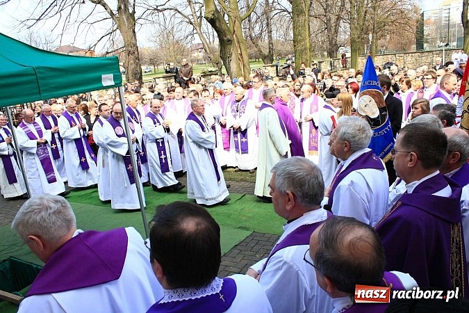 Zdjęcie w galerii na portalu naszraciborz.pl: Tłumy wiernych pożegnały dziś śp. księdza dziekana Eugeniusza Dębickiego wiadomości z regionu