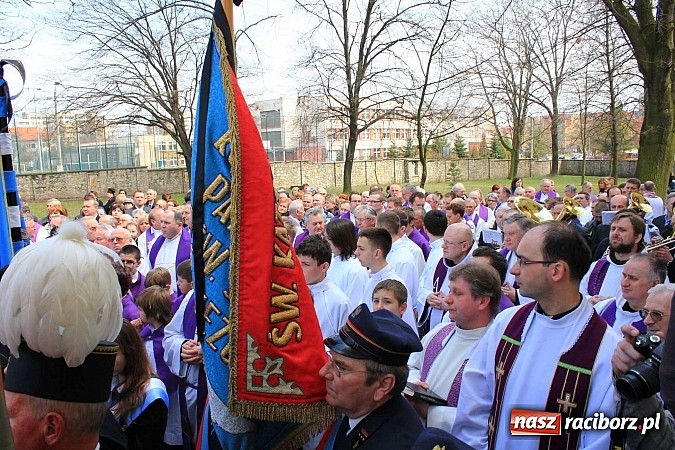 Zdjęcie w galerii na portalu naszraciborz.pl: Tłumy wiernych pożegnały dziś śp. księdza dziekana Eugeniusza Dębickiego wiadomości z regionu