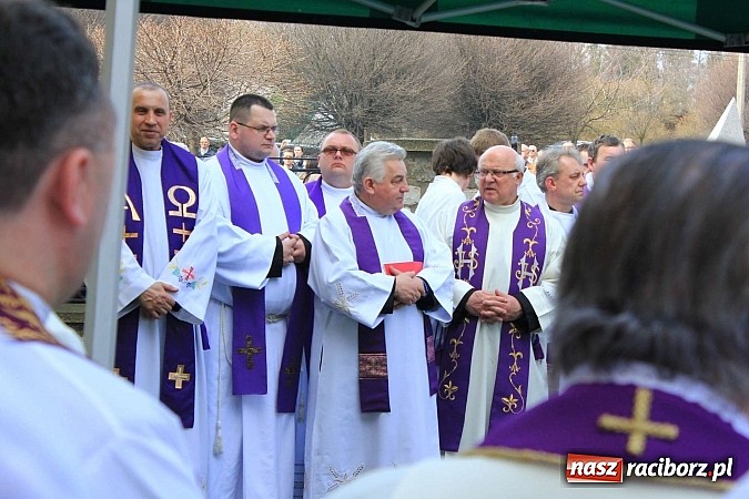 Zdjęcie w galerii na portalu naszraciborz.pl: Tłumy wiernych pożegnały dziś śp. księdza dziekana Eugeniusza Dębickiego wiadomości z regionu