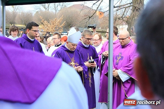 Zdjęcie w galerii na portalu naszraciborz.pl: Tłumy wiernych pożegnały dziś śp. księdza dziekana Eugeniusza Dębickiego wiadomości z regionu