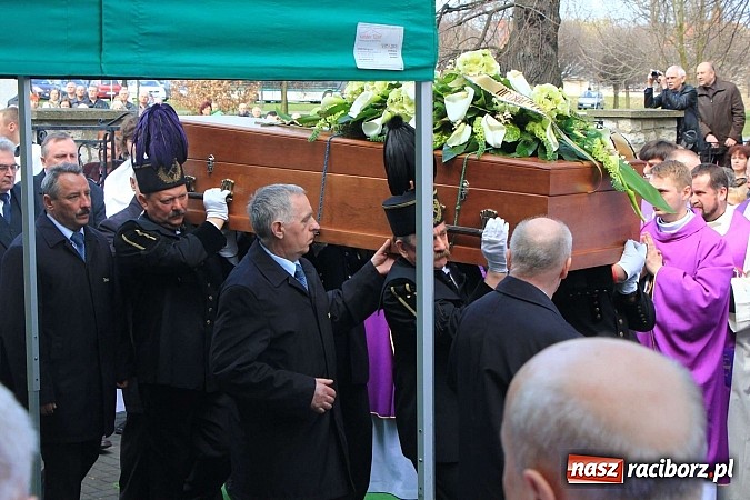 Zdjęcie w galerii na portalu naszraciborz.pl: Tłumy wiernych pożegnały dziś śp. księdza dziekana Eugeniusza Dębickiego wiadomości z regionu