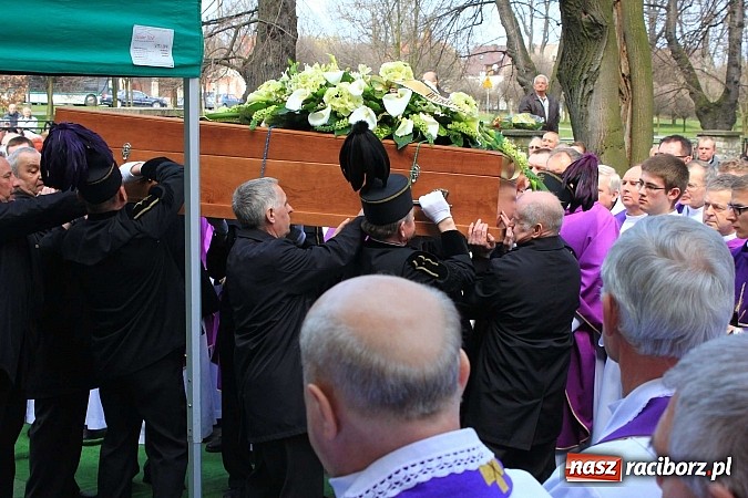 Zdjęcie w galerii na portalu naszraciborz.pl: Tłumy wiernych pożegnały dziś śp. księdza dziekana Eugeniusza Dębickiego wiadomości z regionu