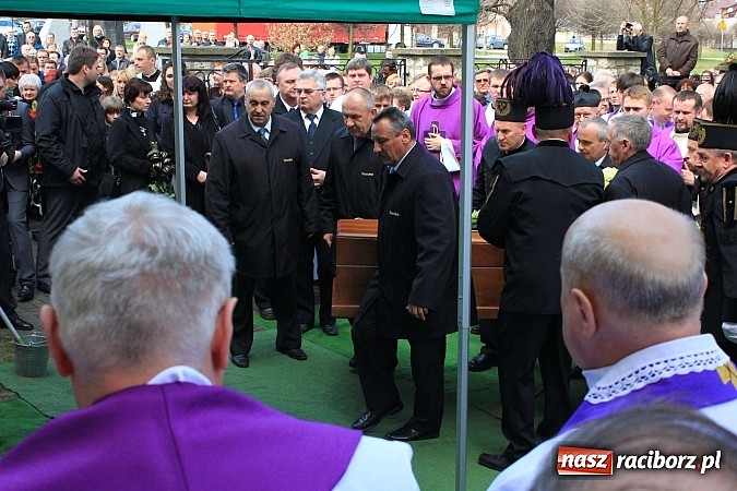 Zdjęcie w galerii na portalu naszraciborz.pl: Tłumy wiernych pożegnały dziś śp. księdza dziekana Eugeniusza Dębickiego wiadomości z regionu
