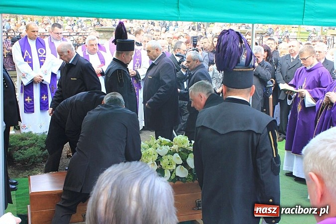 Zdjęcie w galerii na portalu naszraciborz.pl: Tłumy wiernych pożegnały dziś śp. księdza dziekana Eugeniusza Dębickiego wiadomości z regionu