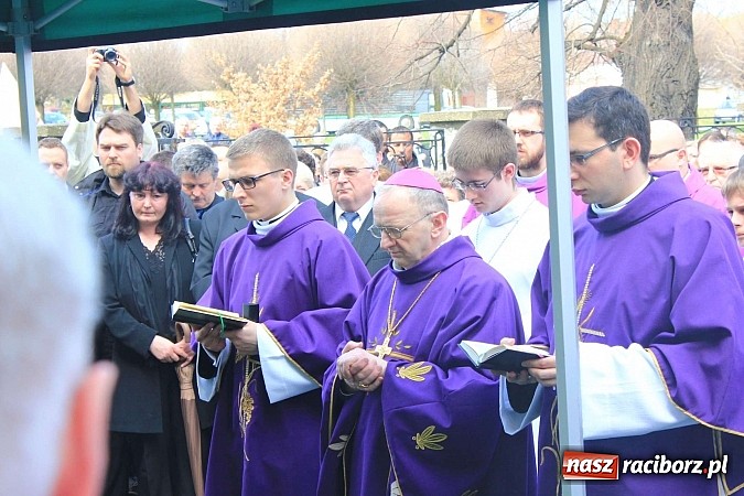 Zdjęcie w galerii na portalu naszraciborz.pl: Tłumy wiernych pożegnały dziś śp. księdza dziekana Eugeniusza Dębickiego wiadomości z regionu
