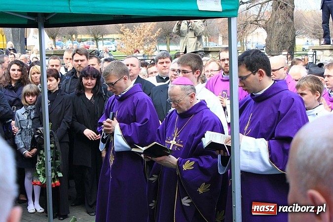 Zdjęcie w galerii na portalu naszraciborz.pl: Tłumy wiernych pożegnały dziś śp. księdza dziekana Eugeniusza Dębickiego wiadomości z regionu