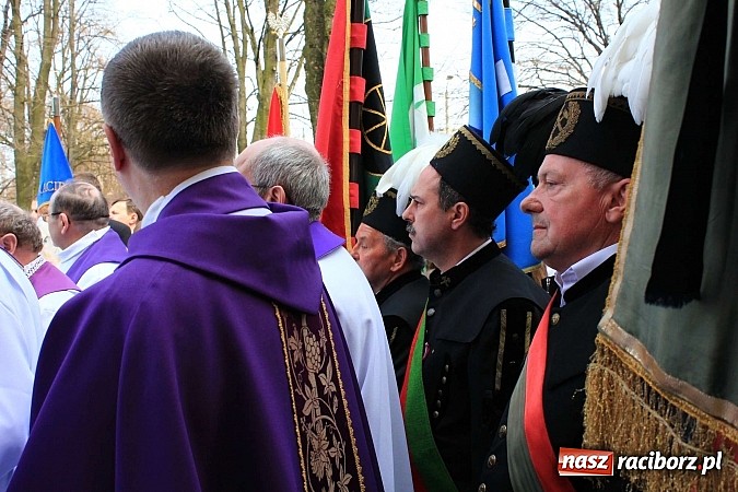 Zdjęcie w galerii na portalu naszraciborz.pl: Tłumy wiernych pożegnały dziś śp. księdza dziekana Eugeniusza Dębickiego wiadomości z regionu