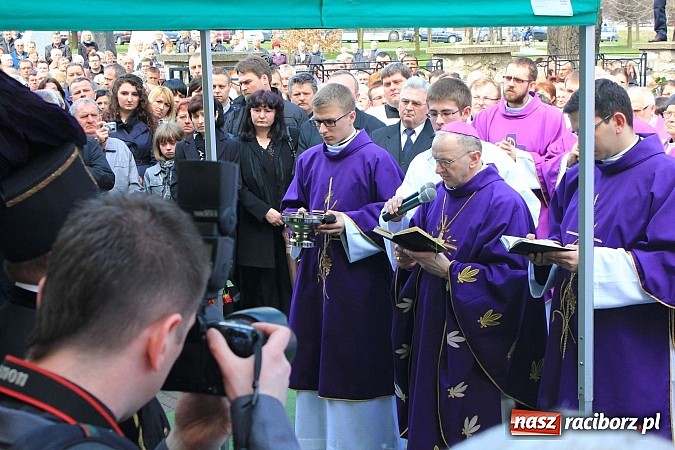 Zdjęcie w galerii na portalu naszraciborz.pl: Tłumy wiernych pożegnały dziś śp. księdza dziekana Eugeniusza Dębickiego wiadomości z regionu