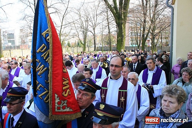 Zdjęcie w galerii na portalu naszraciborz.pl: Tłumy wiernych pożegnały dziś śp. księdza dziekana Eugeniusza Dębickiego wiadomości z regionu