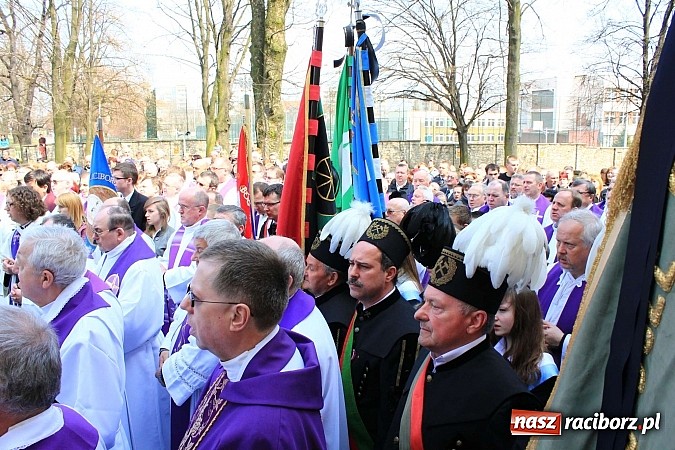 Zdjęcie w galerii na portalu naszraciborz.pl: Tłumy wiernych pożegnały dziś śp. księdza dziekana Eugeniusza Dębickiego wiadomości z regionu