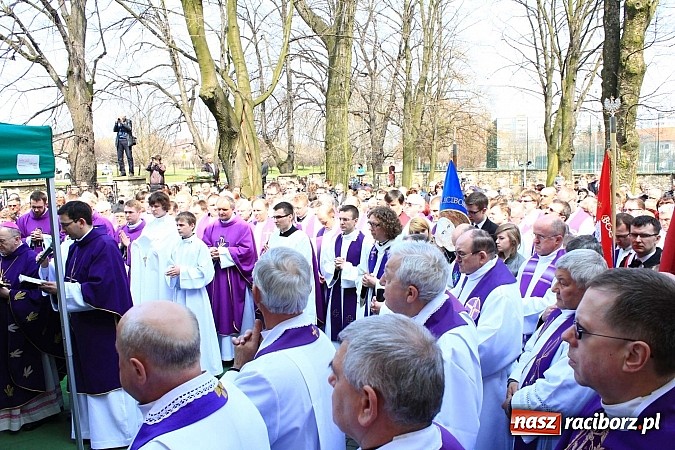 Zdjęcie w galerii na portalu naszraciborz.pl: Tłumy wiernych pożegnały dziś śp. księdza dziekana Eugeniusza Dębickiego wiadomości z regionu