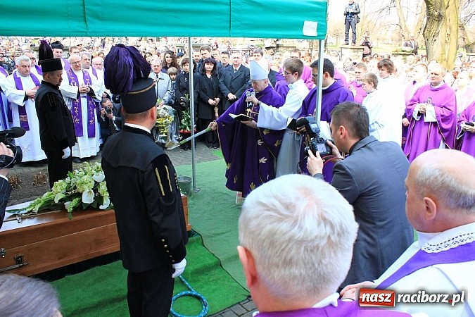 Zdjęcie w galerii na portalu naszraciborz.pl: Tłumy wiernych pożegnały dziś śp. księdza dziekana Eugeniusza Dębickiego wiadomości z regionu
