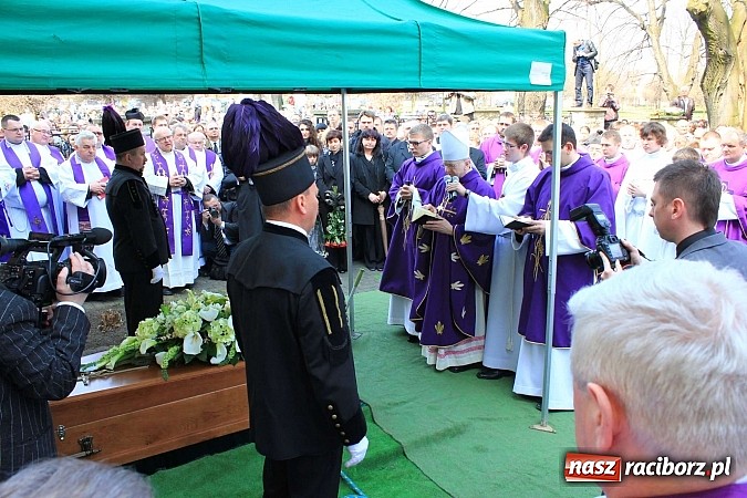 Zdjęcie w galerii na portalu naszraciborz.pl: Tłumy wiernych pożegnały dziś śp. księdza dziekana Eugeniusza Dębickiego wiadomości z regionu