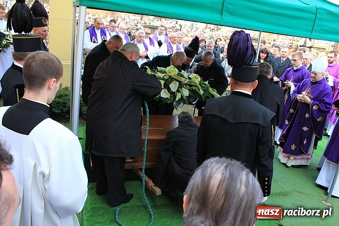 Zdjęcie w galerii na portalu naszraciborz.pl: Tłumy wiernych pożegnały dziś śp. księdza dziekana Eugeniusza Dębickiego wiadomości z regionu