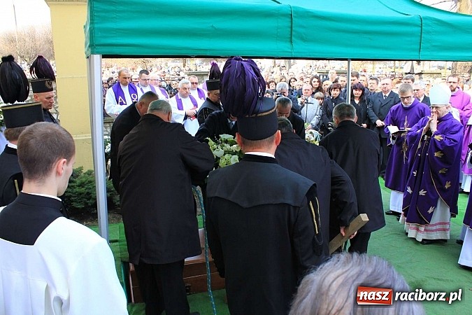 Zdjęcie w galerii na portalu naszraciborz.pl: Tłumy wiernych pożegnały dziś śp. księdza dziekana Eugeniusza Dębickiego wiadomości z regionu