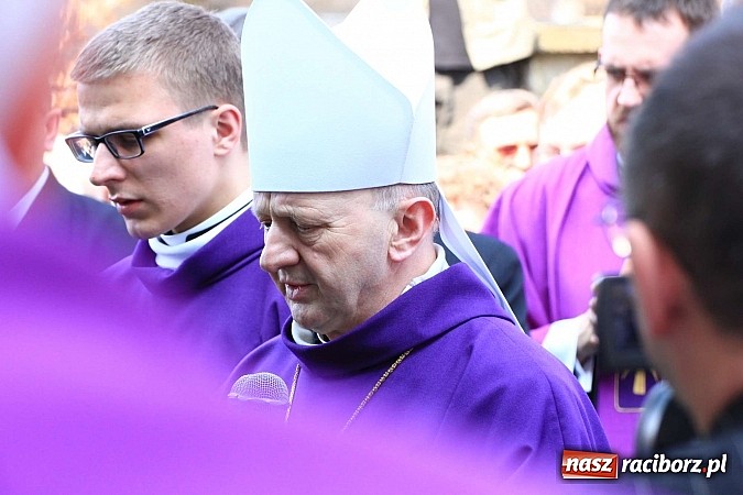 Zdjęcie w galerii na portalu naszraciborz.pl: Tłumy wiernych pożegnały dziś śp. księdza dziekana Eugeniusza Dębickiego wiadomości z regionu