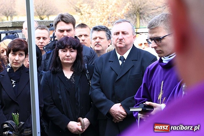 Zdjęcie w galerii na portalu naszraciborz.pl: Tłumy wiernych pożegnały dziś śp. księdza dziekana Eugeniusza Dębickiego wiadomości z regionu