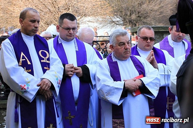 Zdjęcie w galerii na portalu naszraciborz.pl: Tłumy wiernych pożegnały dziś śp. księdza dziekana Eugeniusza Dębickiego wiadomości z regionu