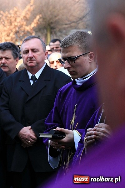 Zdjęcie w galerii na portalu naszraciborz.pl: Tłumy wiernych pożegnały dziś śp. księdza dziekana Eugeniusza Dębickiego wiadomości z regionu