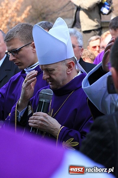Zdjęcie w galerii na portalu naszraciborz.pl: Tłumy wiernych pożegnały dziś śp. księdza dziekana Eugeniusza Dębickiego wiadomości z regionu