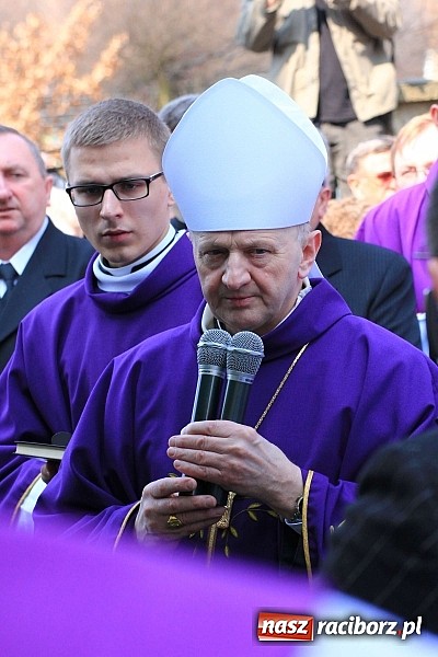Zdjęcie w galerii na portalu naszraciborz.pl: Tłumy wiernych pożegnały dziś śp. księdza dziekana Eugeniusza Dębickiego wiadomości z regionu