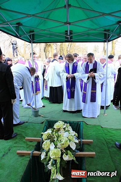 Zdjęcie w galerii na portalu naszraciborz.pl: Tłumy wiernych pożegnały dziś śp. księdza dziekana Eugeniusza Dębickiego wiadomości z regionu