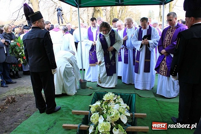 Zdjęcie w galerii na portalu naszraciborz.pl: Tłumy wiernych pożegnały dziś śp. księdza dziekana Eugeniusza Dębickiego wiadomości z regionu