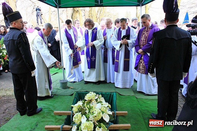 Zdjęcie w galerii na portalu naszraciborz.pl: Tłumy wiernych pożegnały dziś śp. księdza dziekana Eugeniusza Dębickiego wiadomości z regionu