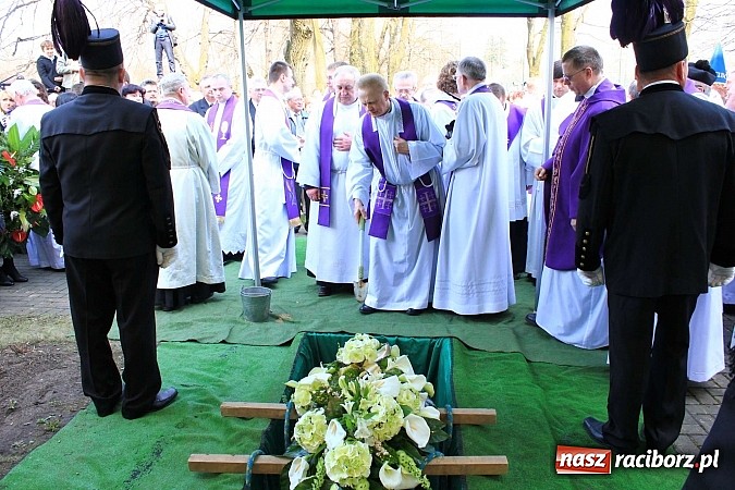 Zdjęcie w galerii na portalu naszraciborz.pl: Tłumy wiernych pożegnały dziś śp. księdza dziekana Eugeniusza Dębickiego wiadomości z regionu