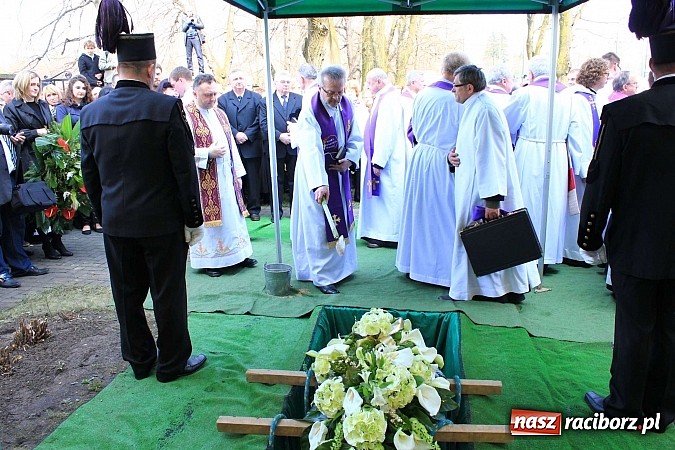 Zdjęcie w galerii na portalu naszraciborz.pl: Tłumy wiernych pożegnały dziś śp. księdza dziekana Eugeniusza Dębickiego wiadomości z regionu