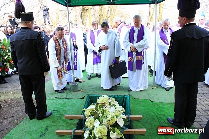 Zdjęcie w galerii na portalu naszraciborz.pl: Tłumy wiernych pożegnały dziś śp. księdza dziekana Eugeniusza Dębickiego wiadomości z regionu