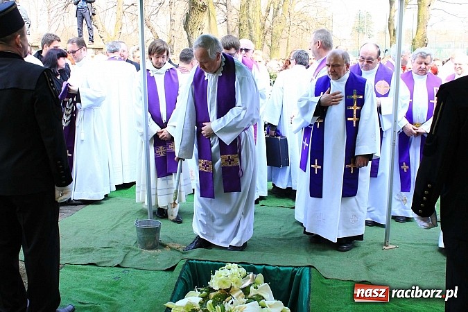 Zdjęcie w galerii na portalu naszraciborz.pl: Tłumy wiernych pożegnały dziś śp. księdza dziekana Eugeniusza Dębickiego wiadomości z regionu