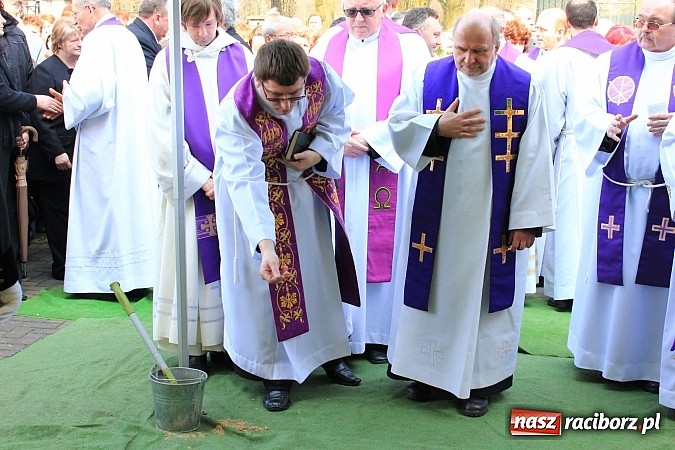 Zdjęcie w galerii na portalu naszraciborz.pl: Tłumy wiernych pożegnały dziś śp. księdza dziekana Eugeniusza Dębickiego wiadomości z regionu