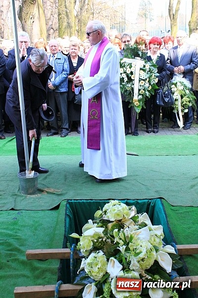 Zdjęcie w galerii na portalu naszraciborz.pl: Tłumy wiernych pożegnały dziś śp. księdza dziekana Eugeniusza Dębickiego wiadomości z regionu