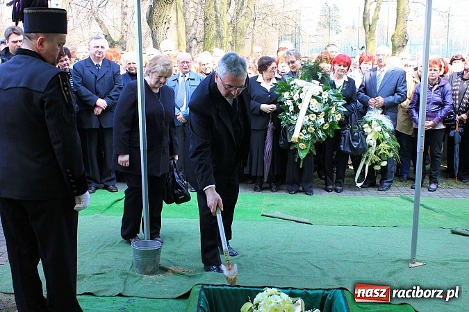 Zdjęcie w galerii na portalu naszraciborz.pl: Tłumy wiernych pożegnały dziś śp. księdza dziekana Eugeniusza Dębickiego wiadomości z regionu