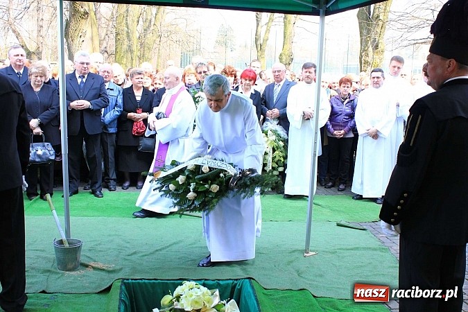 Zdjęcie w galerii na portalu naszraciborz.pl: Tłumy wiernych pożegnały dziś śp. księdza dziekana Eugeniusza Dębickiego wiadomości z regionu
