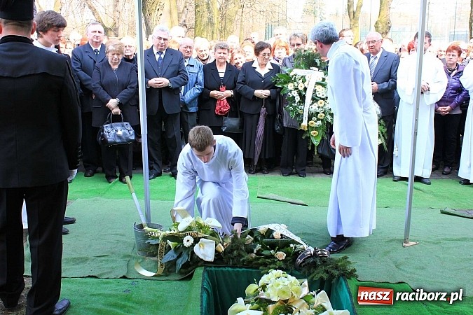 Zdjęcie w galerii na portalu naszraciborz.pl: Tłumy wiernych pożegnały dziś śp. księdza dziekana Eugeniusza Dębickiego wiadomości z regionu
