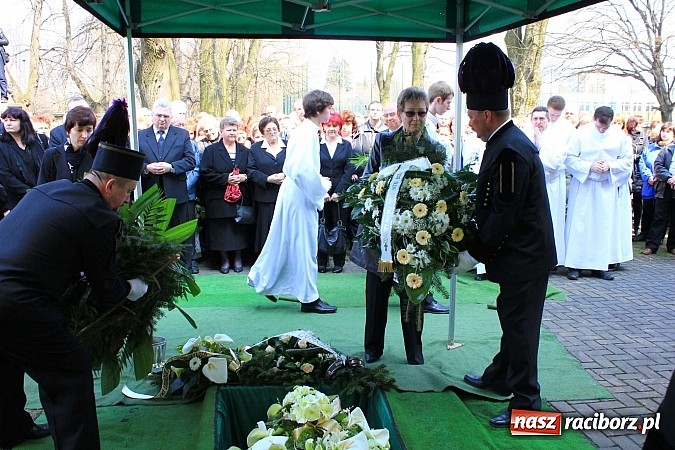 Zdjęcie w galerii na portalu naszraciborz.pl: Tłumy wiernych pożegnały dziś śp. księdza dziekana Eugeniusza Dębickiego wiadomości z regionu