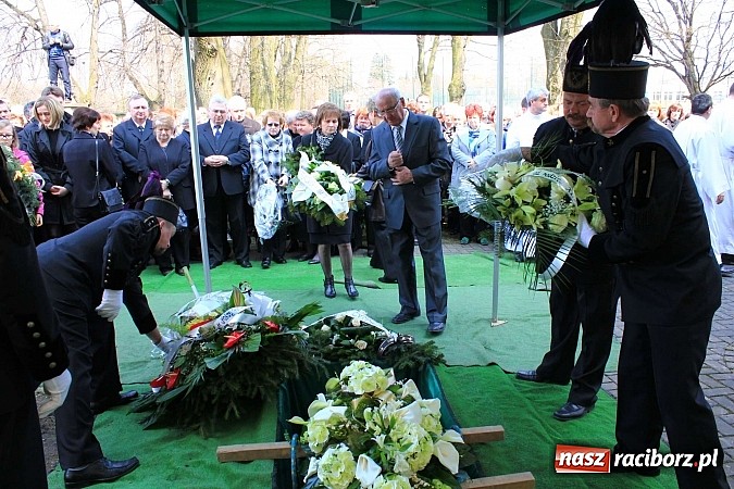 Zdjęcie w galerii na portalu naszraciborz.pl: Tłumy wiernych pożegnały dziś śp. księdza dziekana Eugeniusza Dębickiego wiadomości z regionu