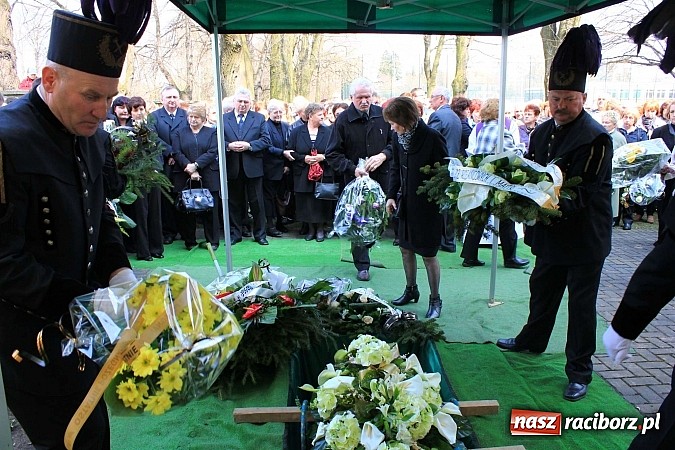 Zdjęcie w galerii na portalu naszraciborz.pl: Tłumy wiernych pożegnały dziś śp. księdza dziekana Eugeniusza Dębickiego wiadomości z regionu