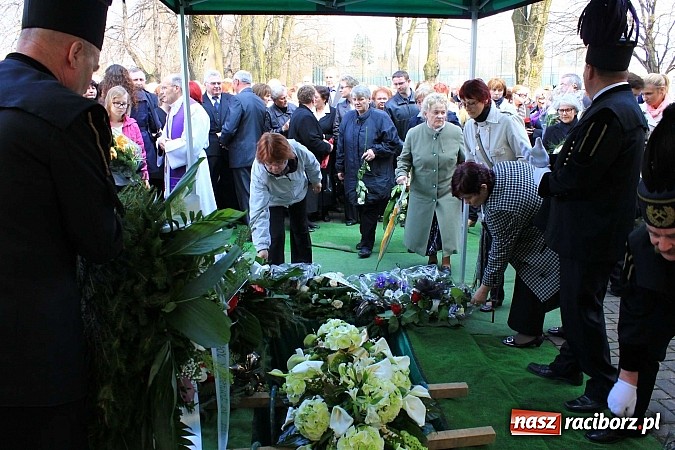 Zdjęcie w galerii na portalu naszraciborz.pl: Tłumy wiernych pożegnały dziś śp. księdza dziekana Eugeniusza Dębickiego wiadomości z regionu