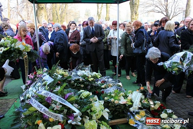 Zdjęcie w galerii na portalu naszraciborz.pl: Tłumy wiernych pożegnały dziś śp. księdza dziekana Eugeniusza Dębickiego wiadomości z regionu