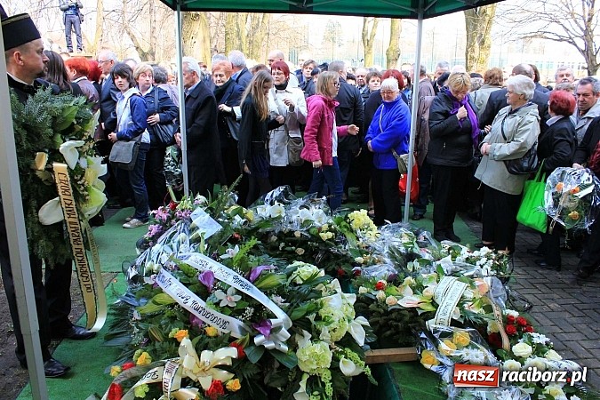 Zdjęcie w galerii na portalu naszraciborz.pl: Tłumy wiernych pożegnały dziś śp. księdza dziekana Eugeniusza Dębickiego wiadomości z regionu