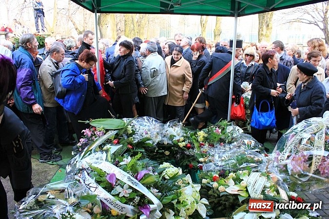 Zdjęcie w galerii na portalu naszraciborz.pl: Tłumy wiernych pożegnały dziś śp. księdza dziekana Eugeniusza Dębickiego wiadomości z regionu